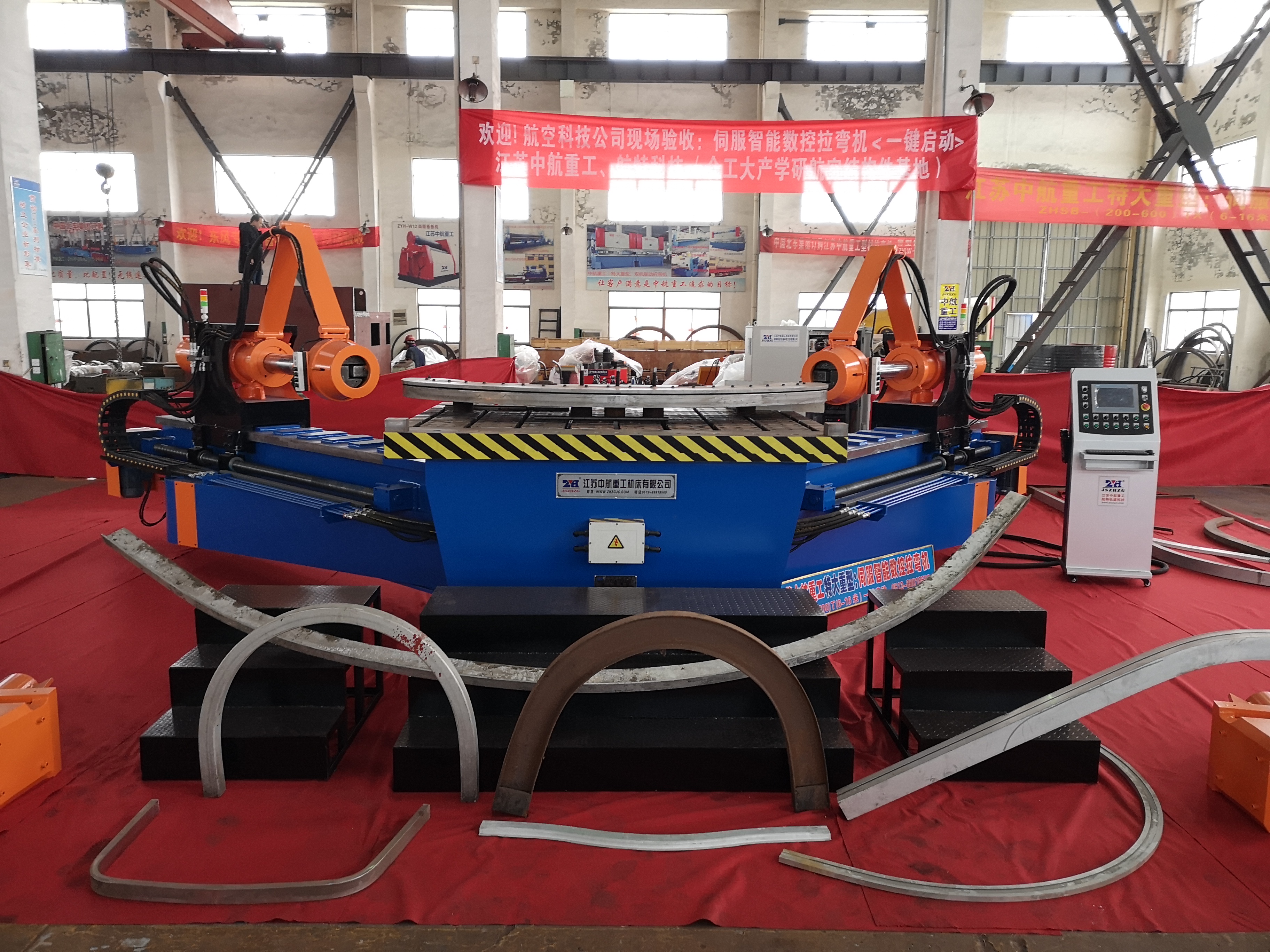 航空科技公司來我企業(yè)來驗收大型拉彎機設備 航空科技公司來我企業(yè)來驗收大型拉彎機設備